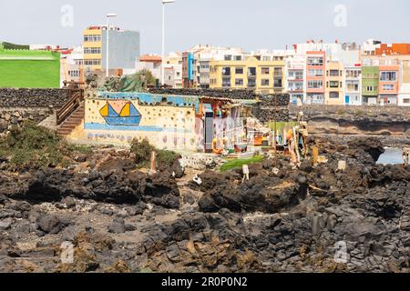 Capanna sulla spiaggia sulle rocce a Mirador El Bufadero con gli edifici la Garita dietro. Las Palmas, Gran Canaria, Spagna Foto Stock