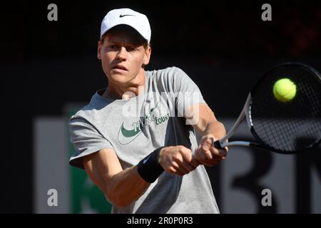 Roma, Italia. 09th maggio, 2023. Jannik Sinner of Italy si sta allenando durante il torneo di tennis Internazionale BNL d'Italia al Foro Italico di Roma il 9th maggio 2023. Credit: Insidefoto di andrea staccioli/Alamy Live News Foto Stock