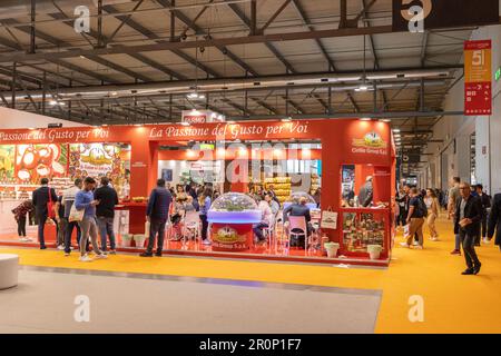 Milano, Italia - Maggio 9 2023 - TuttoFood - Salone internazionale del cibo a Rho Fiera - visitatori che camminano all'interno dei padiglioni Credit: Kines Milano/Alamy Live News Foto Stock