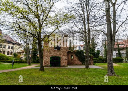 Il primo garage in mattoni costruito da Carl Benz, inventore dell'automobile, nella sua proprietà di famiglia, Ladenburg, Baden-Württemberg, Germania Foto Stock