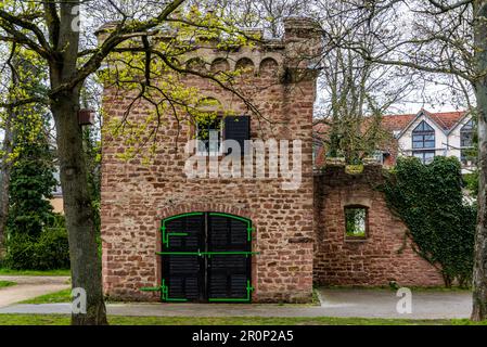 Il primo garage in mattoni costruito da Carl Benz, inventore dell'automobile, nella sua proprietà di famiglia, Ladenburg, Baden-Württemberg, Germania Foto Stock