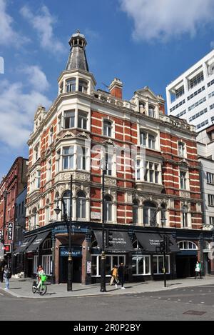 Architettura ornata dell'edificio del West End all'angolo tra Upper St Martin's Lane e Great Newport Street, Londra, Inghilterra, Regno Unito Foto Stock