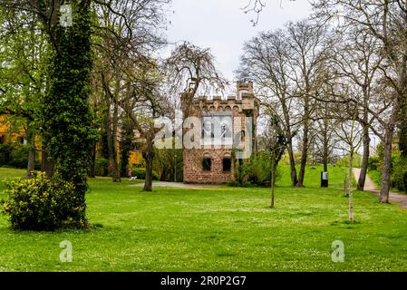 Il primo garage in mattoni costruito da Carl Benz, inventore dell'automobile, nella sua proprietà di famiglia, Ladenburg, Baden-Württemberg, Germania Foto Stock