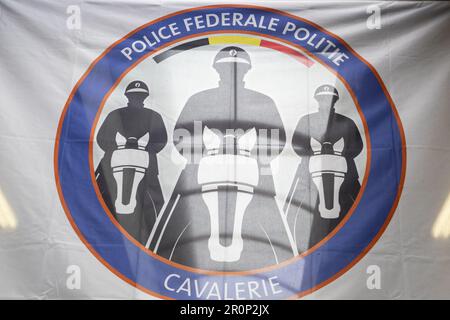 Rebecq, Belgio. 09th maggio, 2023. Il logo della polizia federale cavalerie raffigurato presso la Royal Escort belga martedì 09 maggio 2023 a Rebecq. L'Escort reale belga è un'unità a cavallo della polizia federale che accompagna il re da quasi 85 anni durante varie cerimonie ufficiali e le visite ufficiali dei capi di stato stranieri. FOTO DI BELGA NICOLAS MAETERLINCK Credit: Belga News Agency/Alamy Live News Foto Stock