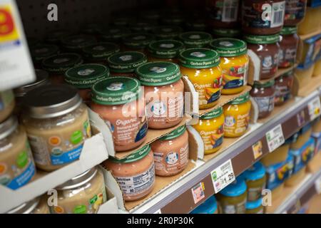 Los Angeles, California, Stati Uniti - 02-01-2023: Una vista di diversi vasetti di alimenti Gerber per bambini, in mostra presso un negozio di alimentari locale. Foto Stock