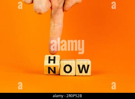 Sapere come simbolo. Uomo d'affari gira cubi di legno e cambia la parola come sapere. Bella tavola arancione sfondo arancione. Spazio di copia. Business e k Foto Stock