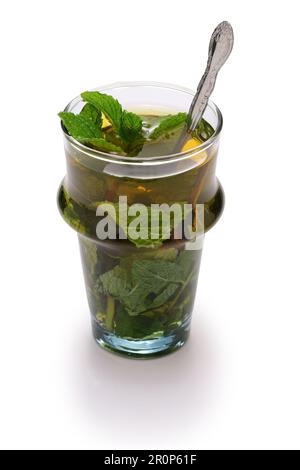 Tradizionale tè marocchino alla menta e allo zucchero con teiera d'argento Foto Stock