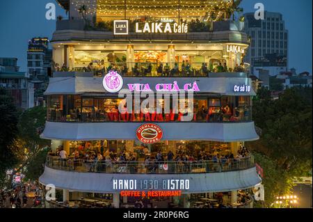 Vista dell'edificio Ham CA Map e durante le ore serali nel centro di Hanoi, Vietnam. Foto Stock