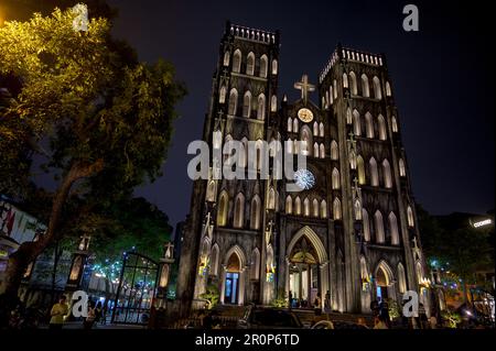 Una Cattedrale illuminata di San Giuseppe, simile a Notre Dame a Parigi, di notte nel centro di Hanoi, Vietnam. Foto Stock