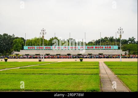 I visitatori che si allineano in una lunga coda per rispettare il presidente ho Chi Minh nel mausoleo di Hanoi, Vietnam. Foto Stock