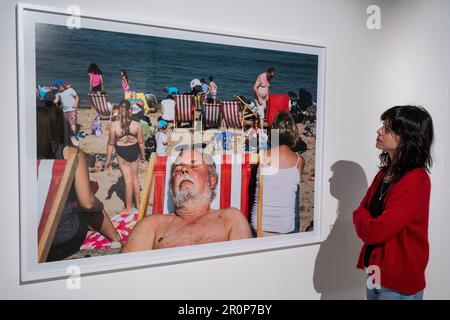 Londra, Regno Unito. 9 maggio 2023. Un membro dello staff vede 'Llandudno, Galles', 2013, di Martin Parr, Magnum Photos, Rocket Gallery, come ritocchi finali sono fatti alle mostre a Photo London. La fiera fotografica annuale della Somerset House celebra la fotografia dall'epoca al moderno insieme a una selezione dei principali rivenditori e gallerie di fotografia al mondo e si svolge dal 11 al 14 maggio 2023. Credit: Stephen Chung / Alamy Live News Foto Stock