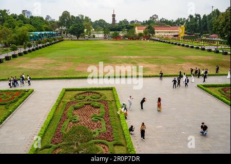 Vista sul piazzale con prato della Cittadella Imperiale di Thang Long verso il flagtower Cot Co ad Hanoi, Vietnam. Foto Stock