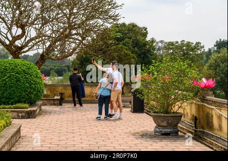 Turisti che prendono un selfie alla Cittadella Imperiale di Thang Long ad Hanoi, Vietnam. Foto Stock