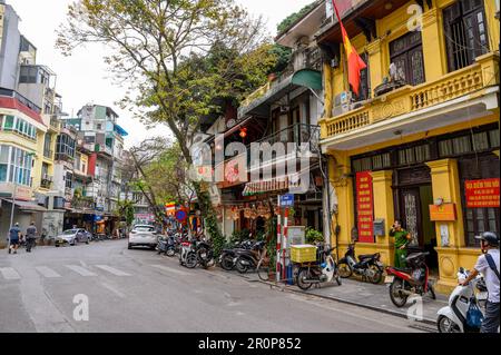 Una tipica scena di strada nel centro di Hanoi con una collezione casuale di edifici di stile diverso in vari stati di riparazione. Vietnam. Foto Stock