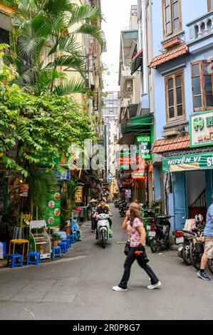 Una tipica scena di strada nel centro di Hanoi con una collezione casuale di edifici di stile diverso. Vietnam. Foto Stock