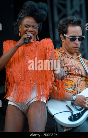 Shingai Shoniwa e Dan Smith - Noisettes, V2009, Hylands Park, Chelmsford, Essex, Regno Unito - 22 agosto 2009 Foto Stock