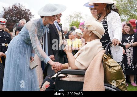 La principessa del Galles (a sinistra) parla con Aldith Grandison, 93 anni, e la figlia Jay CEE la Bouche (a destra) durante un Garden Party a Buckingham Palace, Londra, in celebrazione dell'incoronazione. Data immagine: Martedì 9 maggio 2023. Foto Stock