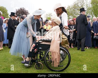 La principessa del Galles (a sinistra) parla con Aldith Grandison, 93 anni, e la figlia Jay CEE la Bouche (a destra) durante un Garden Party a Buckingham Palace, Londra, in celebrazione dell'incoronazione. Data immagine: Martedì 9 maggio 2023. Foto Stock