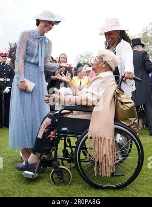 La principessa del Galles (a sinistra) parla con Aldith Grandison, 93 anni, e la figlia Jay CEE la Bouche (a destra) durante un Garden Party a Buckingham Palace, Londra, in celebrazione dell'incoronazione. Data immagine: Martedì 9 maggio 2023. Foto Stock