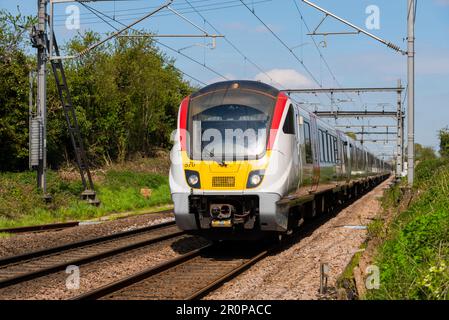 Treno ferroviario britannico di classe 720 Aventra della Greater Anglia passando per Margaretting verso London Liverpool Street, Regno Unito. Ferrovia urbana elettrificata Foto Stock