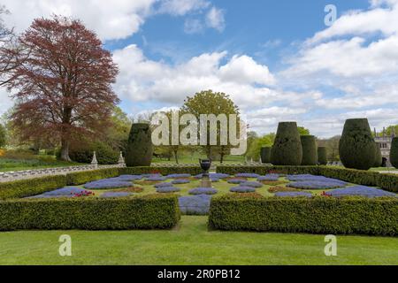 Lanhydrock House - jacobean Country Mansion - Bodmin, Cornovaglia, Inghilterra, Regno Unito - vista del paesaggio dei giardini formali. Foto Stock