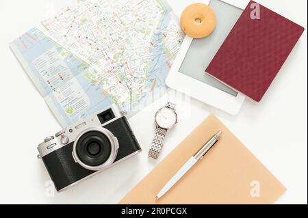 Un piatto di una scrivania da ufficio donna, con un computer portatile, un notebook e vari accessori Foto Stock
