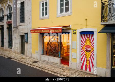 Il negozio di sardine di Sintra ha una rotella di funfair miniture fatta di sardine nella finestra Foto Stock