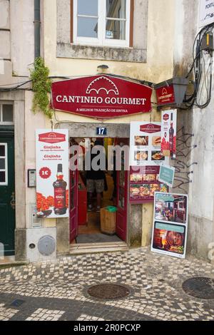 Il liquore tradizionale di ciliegia Ginja è venduto a Sintra Foto Stock
