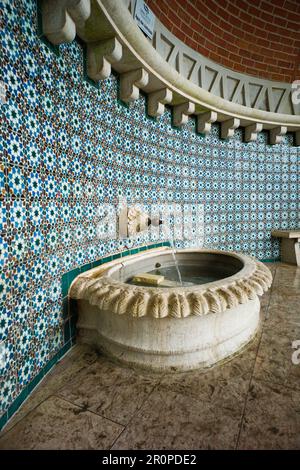 La Fontana moresca sulla strada volta do Duche nel centro di Sintra è una fonte di acqua dolce Foto Stock