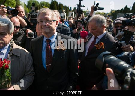 L'ambasciatore russo in Polonia, Sergey Andreev e la sua delegazione stanno cercando di fare una corona al cimitero dei soldati sovietici. Nella "Giornata della Vittoria" della Russia, gli ucraini hanno protestato presso il cimitero di Varsavia contro i soldati dell'Armata Rossa morti durante la seconda guerra mondiale I dimostranti hanno costruito un'installazione che imitava un cimitero di civili ucraini caduti ed edifici residenziali colpiti da razzi russi. L'ambasciatore russo in Polonia, Sergey Andreev, non è stato autorizzato a porre una corona al monumento del cimitero da parte di manifestanti contrari alla guerra in Ucraina in occasione di un evento annuale sovietico della 'Giornata della Vittoria' che commemora il Foto Stock