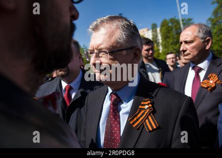 L'ambasciatore russo in Polonia, Sergey Andreev e la sua delegazione stanno cercando di fare una corona al cimitero dei soldati sovietici. Nella "Giornata della Vittoria" della Russia, gli ucraini hanno protestato presso il cimitero di Varsavia contro i soldati dell'Armata Rossa morti durante la seconda guerra mondiale I dimostranti hanno costruito un'installazione che imitava un cimitero di civili ucraini caduti ed edifici residenziali colpiti da razzi russi. L'ambasciatore russo in Polonia, Sergey Andreev, non è stato autorizzato a porre una corona al monumento del cimitero da parte di manifestanti contrari alla guerra in Ucraina in occasione di un evento annuale sovietico della 'Giornata della Vittoria' che commemora il Foto Stock