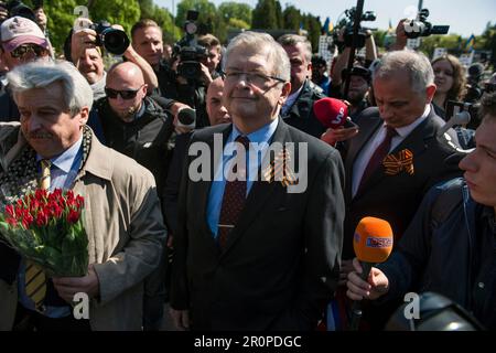 L'ambasciatore russo in Polonia, Sergey Andreev e la sua delegazione stanno cercando di fare una corona al cimitero dei soldati sovietici. Nella "Giornata della Vittoria" della Russia, gli ucraini hanno protestato presso il cimitero di Varsavia contro i soldati dell'Armata Rossa morti durante la seconda guerra mondiale I dimostranti hanno costruito un'installazione che imitava un cimitero di civili ucraini caduti ed edifici residenziali colpiti da razzi russi. L'ambasciatore russo in Polonia, Sergey Andreev, non è stato autorizzato a porre una corona al monumento del cimitero da parte di manifestanti contrari alla guerra in Ucraina in occasione di un evento annuale sovietico della 'Giornata della Vittoria' che commemora il Foto Stock