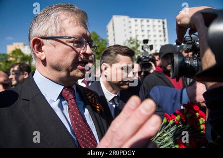 L'ambasciatore russo in Polonia, Sergey Andreev e la sua delegazione stanno cercando di fare una corona al cimitero dei soldati sovietici. Nella "Giornata della Vittoria" della Russia, gli ucraini hanno protestato presso il cimitero di Varsavia contro i soldati dell'Armata Rossa morti durante la seconda guerra mondiale I dimostranti hanno costruito un'installazione che imitava un cimitero di civili ucraini caduti ed edifici residenziali colpiti da razzi russi. L'ambasciatore russo in Polonia, Sergey Andreev, non è stato autorizzato a porre una corona al monumento del cimitero da parte di manifestanti contrari alla guerra in Ucraina in occasione di un evento annuale sovietico della 'Giornata della Vittoria' che commemora il Foto Stock