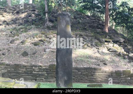 PUNTA GORDA, BELIZE - 26 DICEMBRE 2008 l'antico sito Maya di Lubaantun - stele al sole Foto Stock