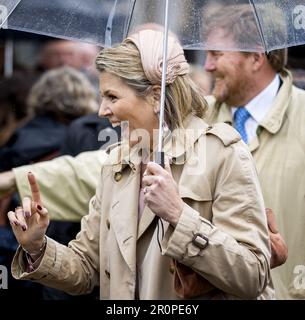 Isole Wadden, Paesi Bassi. 09th maggio, 2023. WEST-TERSCHELLING - Re Willem-Alexander e Regina Maxima sulla piazza di fronte al faro di Brandaris. La coppia reale pagherà una visita regionale di due giorni alle Isole Wadden. ANP KOEN VAN WEEL netherlands OUT - belgium OUT Credit: ANP/Alamy Live News Foto Stock