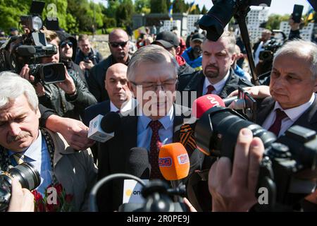 L'ambasciatore russo in Polonia, Sergey Andreev e la sua delegazione stanno cercando di fare una corona al cimitero dei soldati sovietici. Nella "Giornata della Vittoria" della Russia, gli ucraini hanno protestato presso il cimitero di Varsavia contro i soldati dell'Armata Rossa morti durante la seconda guerra mondiale I dimostranti hanno costruito un'installazione che imitava un cimitero di civili ucraini caduti ed edifici residenziali colpiti da razzi russi. L'ambasciatore russo in Polonia, Sergey Andreev, non è stato autorizzato a porre una corona al monumento del cimitero da parte di manifestanti contrari alla guerra in Ucraina in occasione di un evento annuale sovietico della 'Giornata della Vittoria' che commemora il Foto Stock