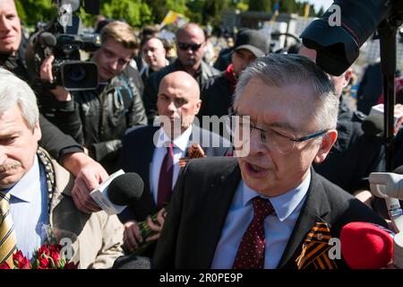 L'ambasciatore russo in Polonia, Sergey Andreev e la sua delegazione stanno cercando di fare una corona al cimitero dei soldati sovietici. Nella "Giornata della Vittoria" della Russia, gli ucraini hanno protestato presso il cimitero di Varsavia contro i soldati dell'Armata Rossa morti durante la seconda guerra mondiale I dimostranti hanno costruito un'installazione che imitava un cimitero di civili ucraini caduti ed edifici residenziali colpiti da razzi russi. L'ambasciatore russo in Polonia, Sergey Andreev, non è stato autorizzato a porre una corona al monumento del cimitero da parte di manifestanti contrari alla guerra in Ucraina in occasione di un evento annuale sovietico della 'Giornata della Vittoria' che commemora il Foto Stock