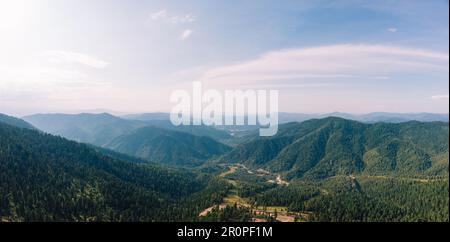 Giornata di bellezza in montagna ad Altay, foto panoramica. Ripresa aerea sul drone, vicino al lago Teletskoe ripresa Foto Stock