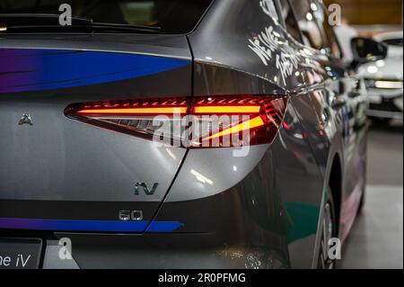 Riga, Lettonia, 28 aprile 2023: Luci posteriori a LED primo piano del suv elettrico nev Skoda Enyaq Coupe IV, modello 2023, design esterno auto Foto Stock