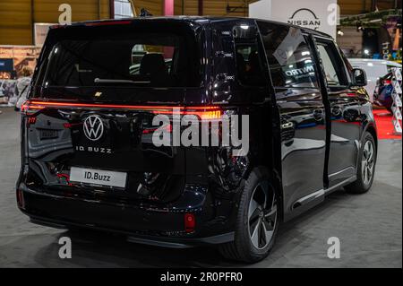 Riga, Lettonia, 28 aprile 2023: Volkswagen ID. Buzz minivan elettrico prima in una mostra di motori Foto Stock