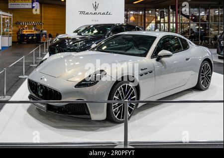 Riga, Lettonia, 28 aprile 2023: Supercar di lusso Maserati Granturismo presentata al Salone di riga Foto Stock