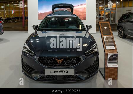 Riga, Lettonia, 28 aprile 2023: Cupra Leon premiere ad un salone di motori, modello 2023, vista frontale Foto Stock