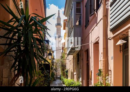 Minareto dell'ex moschea Neradje o Neradjes nella città vecchia di Rethymno, Creta Foto Stock