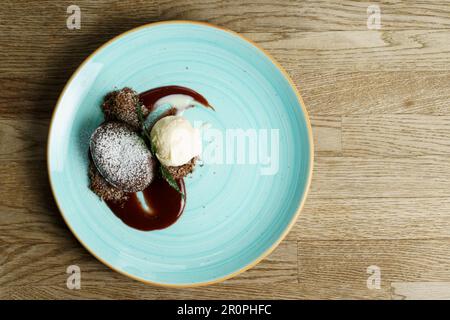 Soufflé al cioccolato con salsa di fragole e gelato alla vaniglia Foto Stock