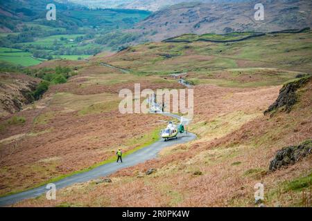 Grande ambulanza aerea del Nord che partecipa a una chiamata su Hardknott Pass per un ciclista ferito che partecipa al Fred Whitton Challenge 2023. Foto Stock