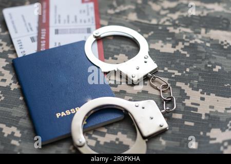 divisa militare e manette, biglietti Foto Stock