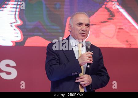 Bucarest, Romania - 5 maggio 2023: L'ex campione del mondo di scacchi Garry Kasparov tiene il suo discorso durante la cerimonia di apertura del Grand Chess Tour Foto Stock