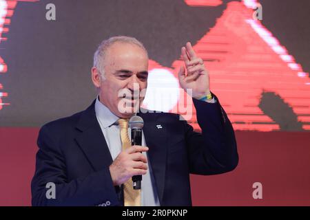 Bucarest, Romania - 5 maggio 2023: L'ex campione del mondo di scacchi Garry Kasparov tiene il suo discorso durante la cerimonia di apertura del Grand Chess Tour Foto Stock