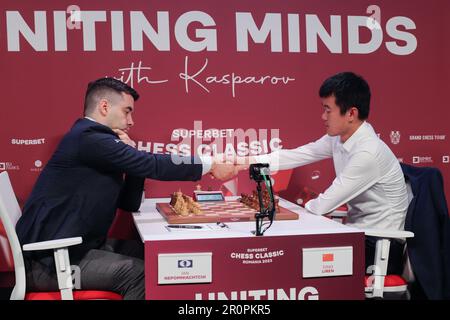 Bucarest, Romania - 5 maggio 2023: Ding Liren, il campione del mondo in carica di Scacchi, al Grand Chess Tour 2023 - Superbet Chess Classic vs Ian Nepomnia Foto Stock