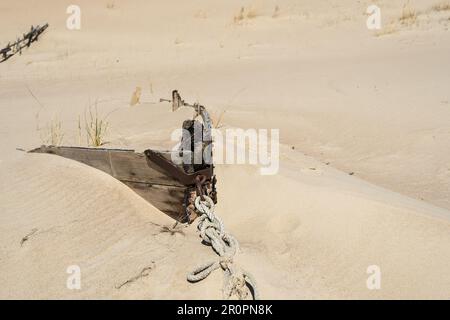 Una vecchia barca coperta di sabbia nelle dune morte o nelle dune grigie, Neringa, Lituania, Spit curoniano. Foto Stock